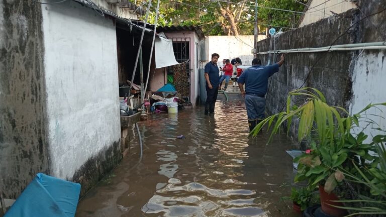 Colapsa tubería de agua y afecta cuatro viviendas en la Luis Echeverría de Coatzacoalcos