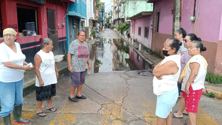 Vecinos colocan ladrillos contra invasión de aguas negras en la colonia esfuerzos de los hermanos del trabajo