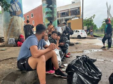 Migrantes en Coatzacoalcos: Entre la oportunidad laboral temporal y el riesgo empresarial