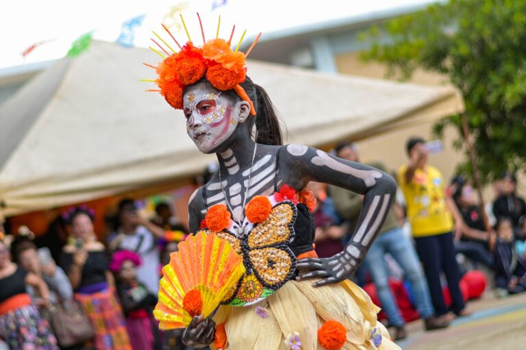 Llenan catrinas y catrines de folclor y tradición la primaria Amado Nervo de Coatzacoalcos