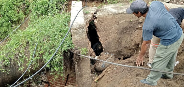 Colapsan escaleras en Coatzacoalcos; vecinos de Benito Juárez Sur quedan incomunicados