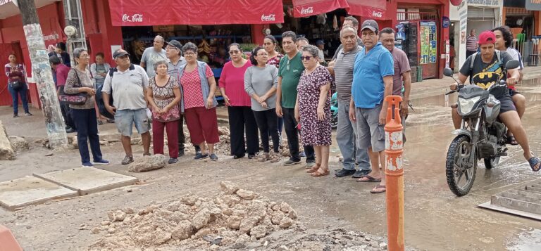 Nueva pavimentación en López Mateos deja encharcamientos; sube nivel del agua 30 centímetros