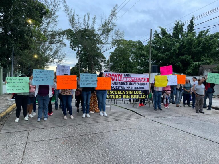 ¡Sin Luz! Cansados de 5 años de fallas, Padres de familia bloquean avenida en Minatitlán por falta de transformador