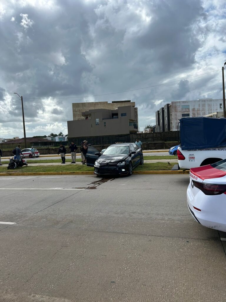 Elemento del IPAX lesionada en carambola sobre el malecón de Coatzacoalcos
