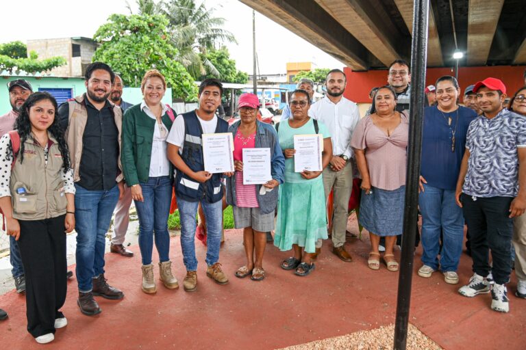 Estrenan familias de Progreso y Paz pavimentación y parque con inversión de 4.9 mdp de la SEDATU y del CIIT en Coatzacoalcos
