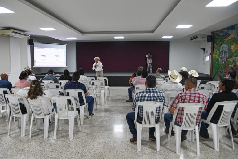 Capacitan a productores en Coatzacoalcos para mejora bovina