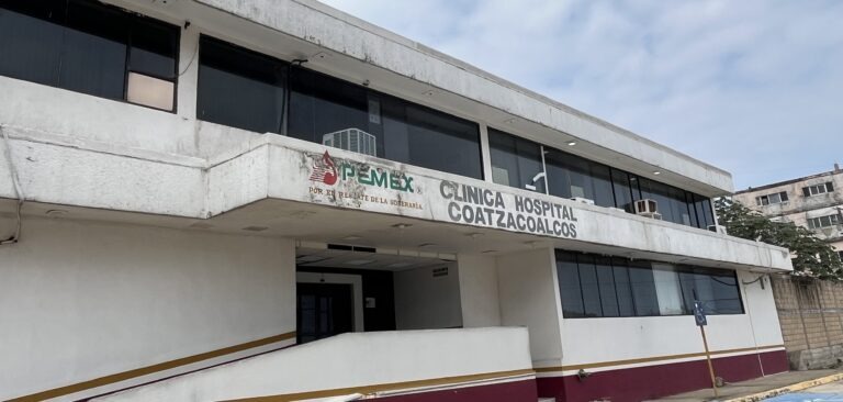 Jubilados de Pemex en Coatzacoalcos denuncian crisis en clínica por falta de médicos y medicamentos