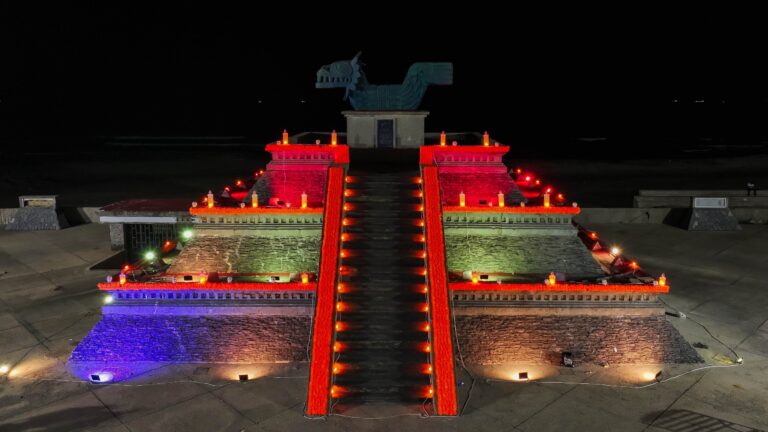Coatzacoalcos se viste de magia y tradición: monumentales portadas embellecen panteones y espacios emblemáticos