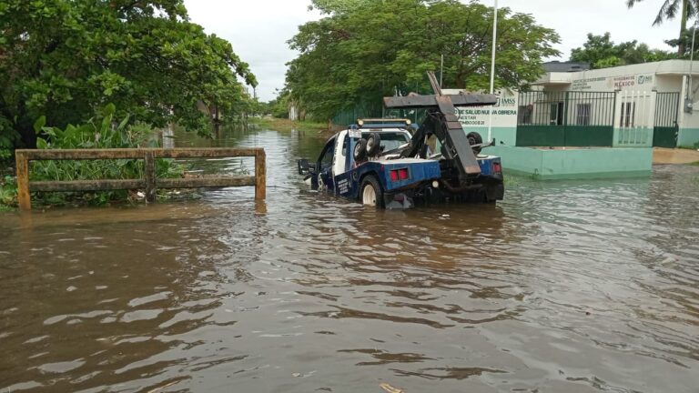 Grúa cae a canal pluvial en la colonia Nueva Obrera