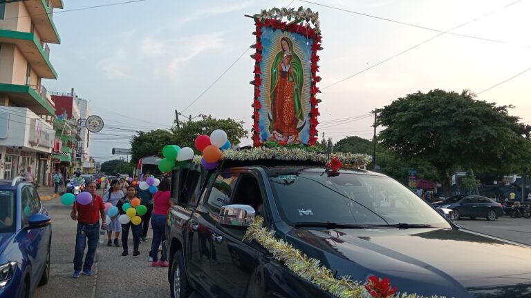 El fervor Guadalupano desborda en cientos de fieles con peregrinaciones en Coatzacoalcos