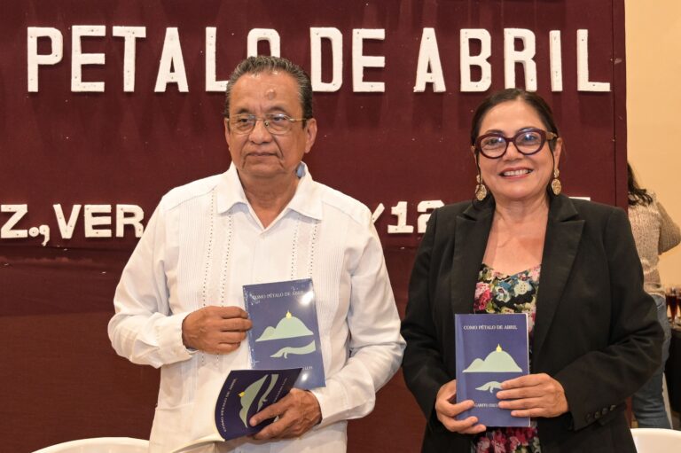 Presentan en Coatzacoalcos el poemario ‘Como pétalo de abril’ de Margarito Escudero Luis
