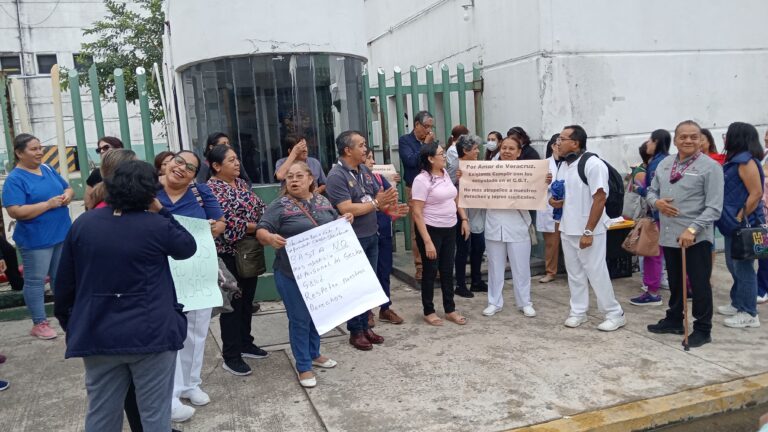 Protestan trabajadores del Hospital Regional de Coatzacoalcos por “atropello” a sus prestaciones laborales