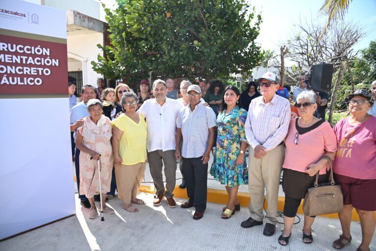 Entrega Amado Cruz Malpica pavimentación en la Puerto México, obra esperada por décadas