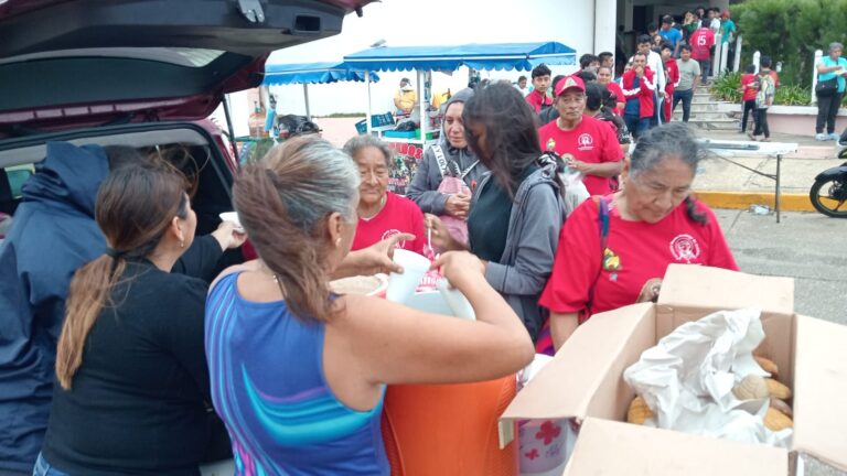 Cuatro generaciones de la familia Trujillo mantienen la tradición de ayudar a peregrinos en Coatzacoalcos