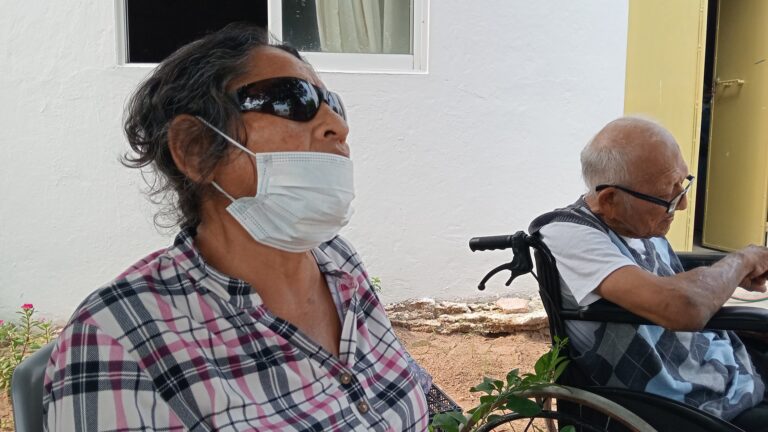 Vecinos rescatan a adulto mayor abandonado en Coatzacoalcos; piden apoyo oficial ante falta de documentos