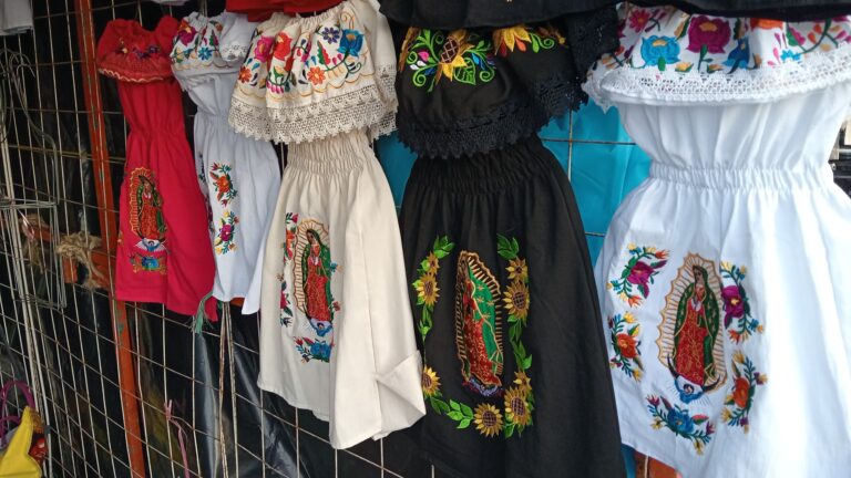 Inicia la venta de trajes de “inditos” en Coatzacoalcos