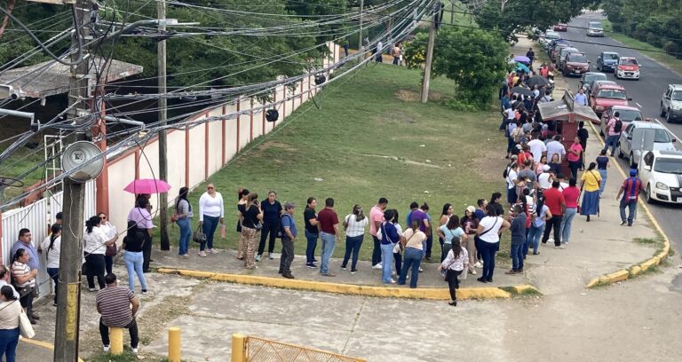 Entrega de 2 mil tarjetas de nómina causa molestia entre docentes de Coatzacoalcos