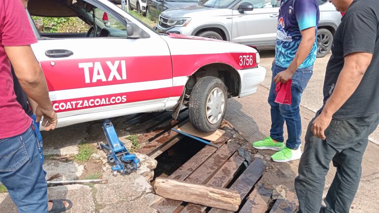 Taxistas exigen reparación urgente de alcantarillas; caen dos afectando las llantas