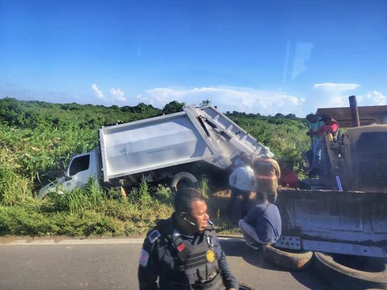 Camión de Limpia Pública termina en el pantano tras salir de la carretera Las Matas