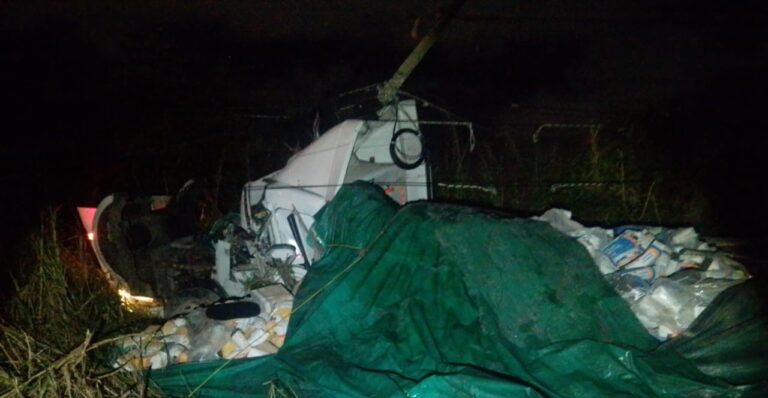 Tráiler se sale de la carretera Costera del Golfo por evitar chocar con imprudente conductor de auto particular