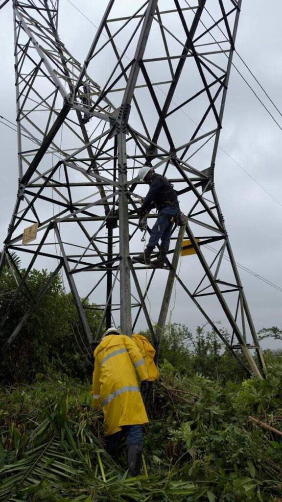 Persisten apagones en Coatzacoalcos pese a que CFE reporta restablecimiento total