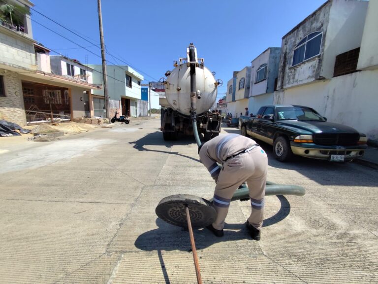 CMAS continúa trabajos de desazolve para mejorar el funcionamiento de los drenajes sanitarios