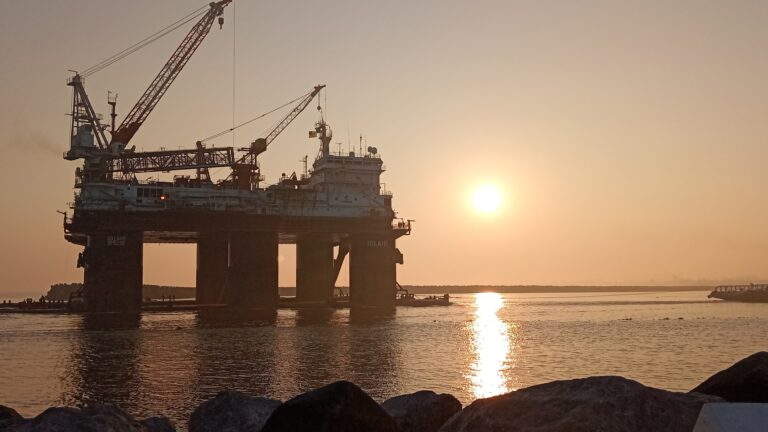 Arriba a Coatzacoalcos la imponente plataforma IOLAIR; una mujer viene al mando