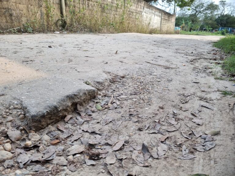 Emergencia en Minatitlán: Mal estado de calles en la colonia Diana Laura impide el paso de ambulancias