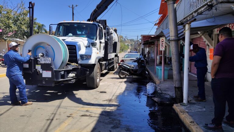 Gobierno de Coatzacoalcos refuerza saneamiento en Villa Allende con limpieza profunda de drenajes y registros
