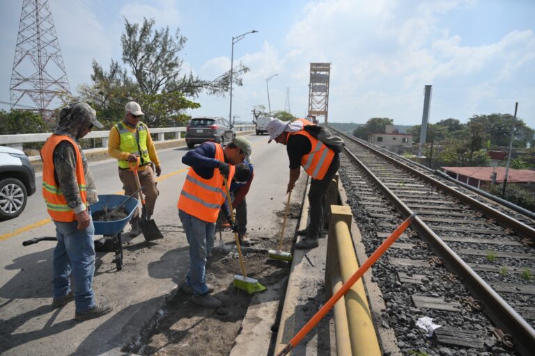 Renuevan infraestructura carretera estratégica en Coatzacoalcos
