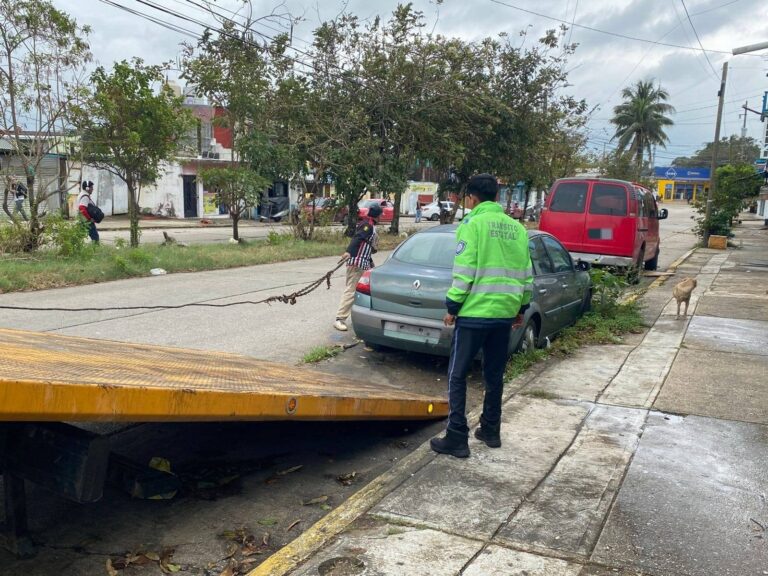 Retiran 35 autos abandonados en Coatzacoalcos y refuerzan operativos contra el desorden urbano