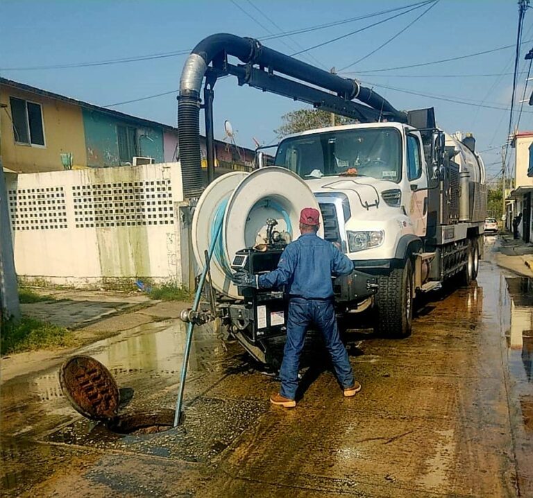 Saneamiento en Gaviotas: Gobierno de Coatzacoalcos elimina fugas de aguas negras
