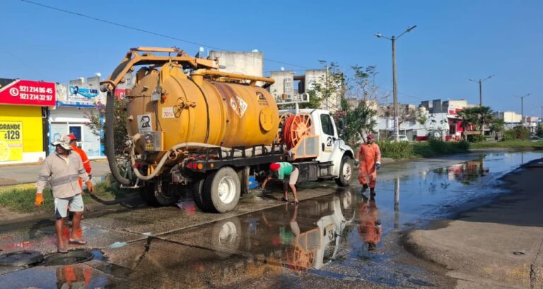 Paso a paso Coatzacoalcos se renueva: continúan jornadas de mantenimiento y desazolve a drenajes sanitarios en la ciudad