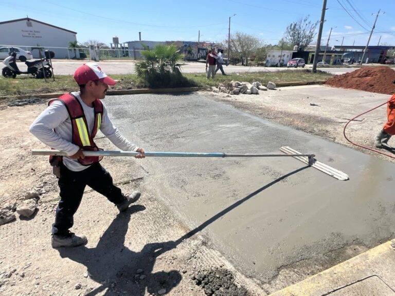 Moderniza Gobierno de Coatzacoalcos vialidades en Ciudad Olmeca con sustitución de topes