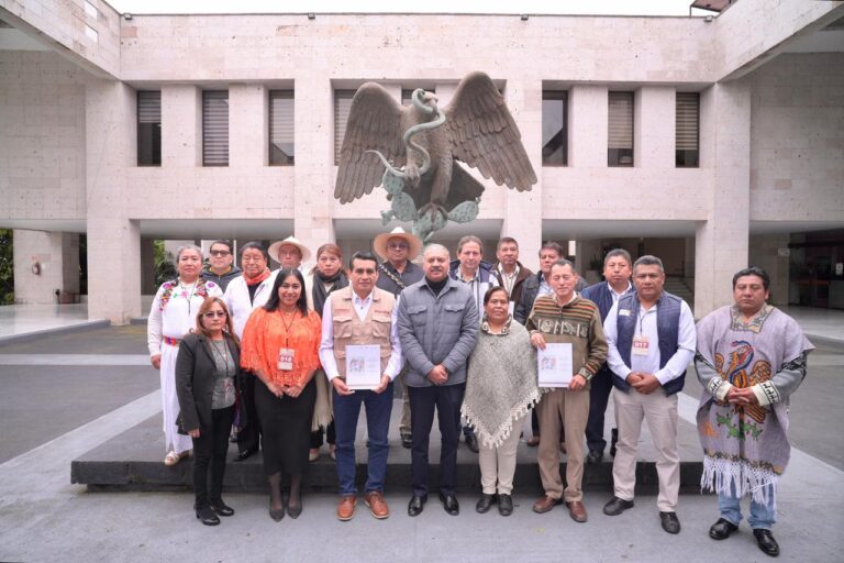 Atiende Esteban Bautista a maestros indígenas de las Altas Montañas