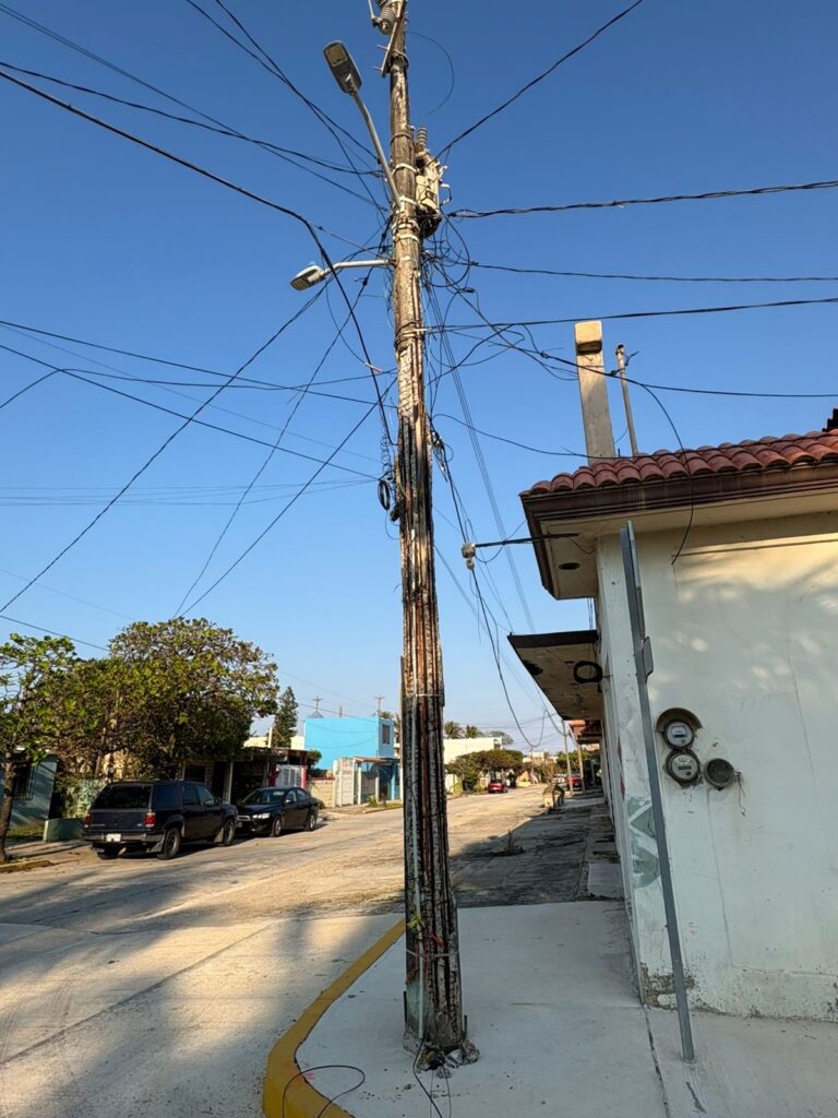 Vecinos de la colonia Puerto México denuncian peligro inminente por poste de CFE a punto de colapsar