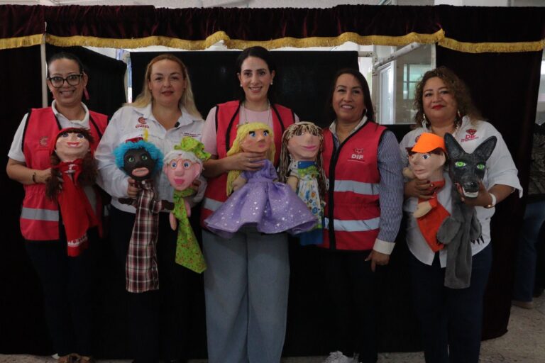 Biblioteca Móvil llega al CADI Eva Sámano: 150 niñas y niños disfrutan teatro guiñol