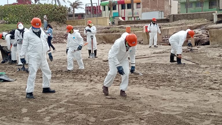 Secretaría de Marina, ciudadanos y deportistas inician limpieza de playas ante arribo de hidrocarburo en Coatzacoalcos