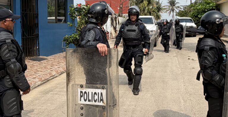 Desalojo en Coatzacoalcos: retroexcavadoras arrasan con viviendas en Los Almendros