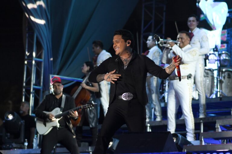 Lleno total y miles de voces: así se vivió la noche de Christian Nodal en la Expo Feria Coatza 2026