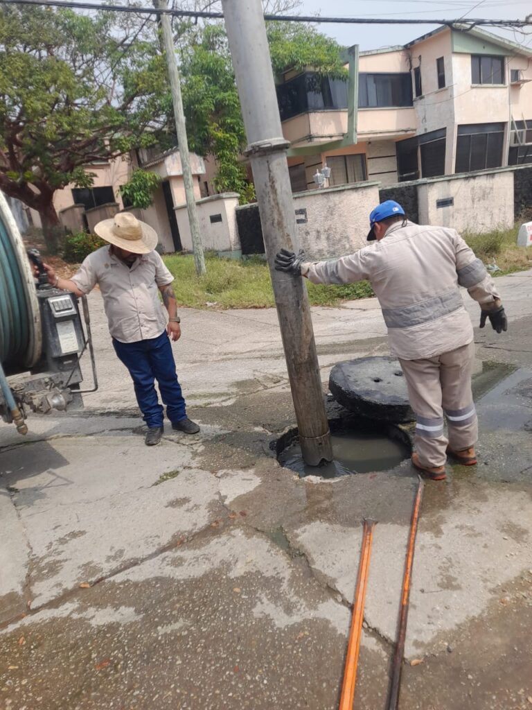 CMAS atiende más de 10 colonias con limpieza y desazolve de drenaje sanitario