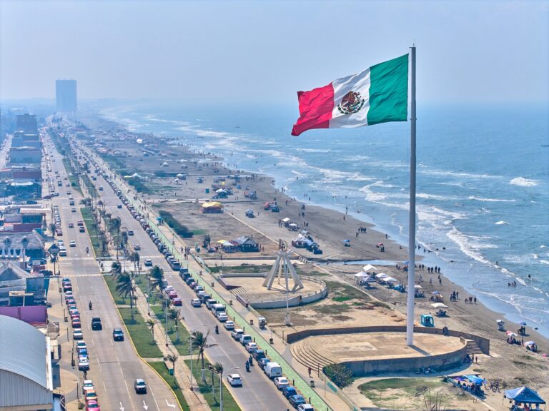 Cientos de familias disfrutan de las playas de Coatzacoalcos