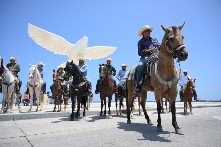 Tradición a caballo: la Gran Cabalgata 2026 llena de música y alegría a Coatzacoalcos