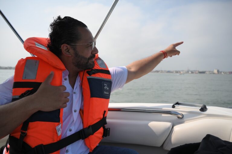 Refuerza Pedro Miguel Rosaldo supervisión de limpieza de playa por mar y tierra en Coatzacoalcos