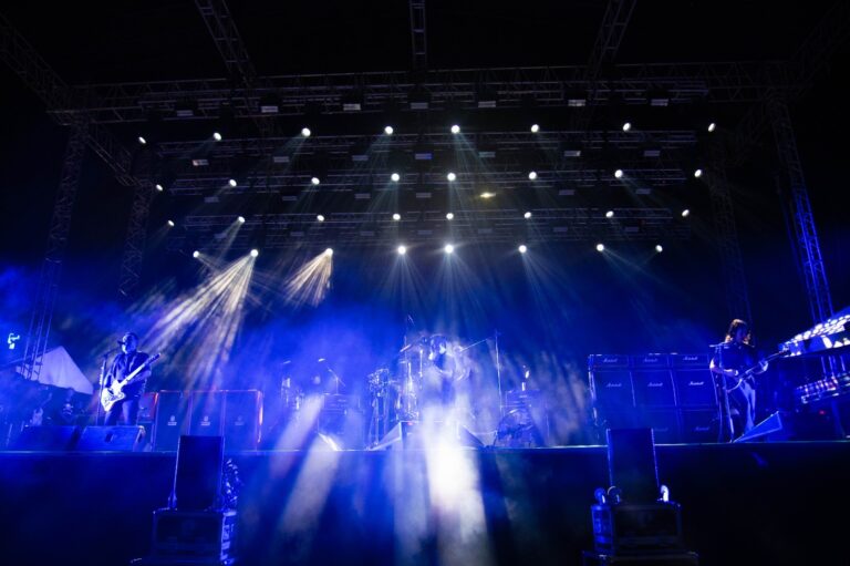 Euforia en el Teatro del Pueblo con Molotov: miles cantan, saltan y bailan en la Expo Feria Coatza 2026