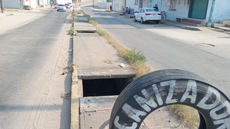 Urge instalación de topes en la calle Cerro de la Mesa ante descontrol vial y riesgo para estudiantes de la Secundaria Técnica 173