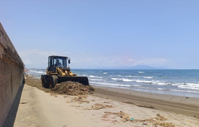 Refuerza Gobierno de Coatzacoalcos limpieza de playas ante nuevo arribo de sargazo y residuos de hidrocarburo