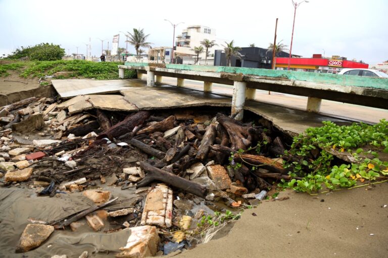 Lluvias y contaminación fracturan infraestructura del Malecón; alertan sobre crisis ambiental en playas de Coatzacoalcos