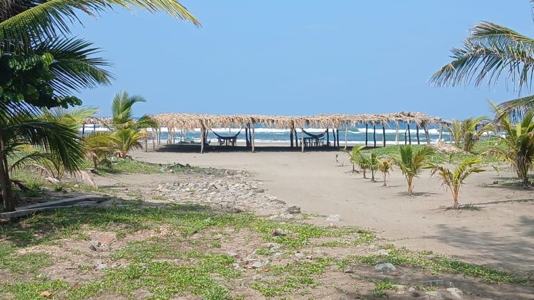 Restauranteros de Playa Linda en crisis a tres meses del derrame de hidrocarburo