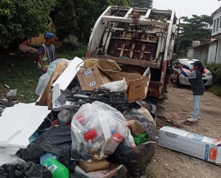 Retiran 25 toneladas de cacharros y llantas durante Jornada de Descacharrización en la colonia Peloteros